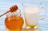 Heiße Milch mit Honig